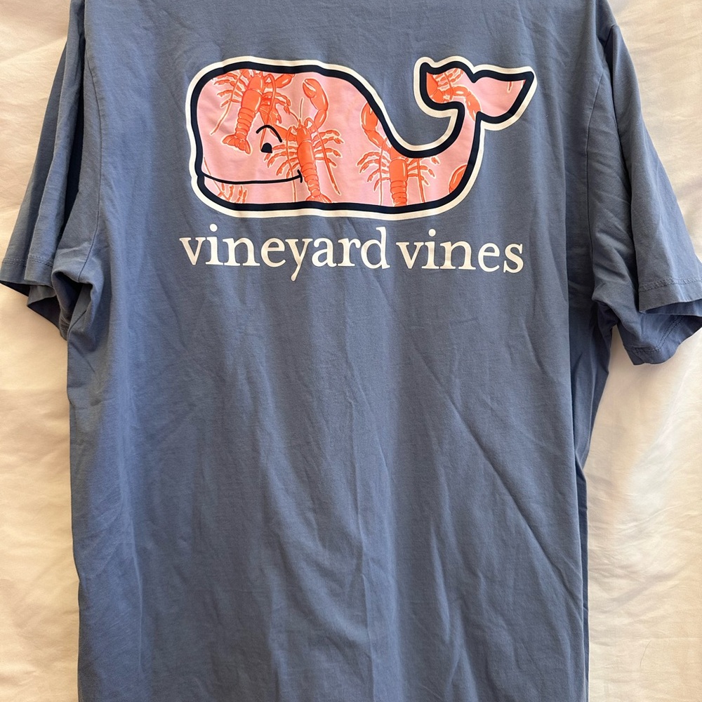 Men’s Large Vineyard Vines Slate Blue Tee with whale Logo full of lobsters